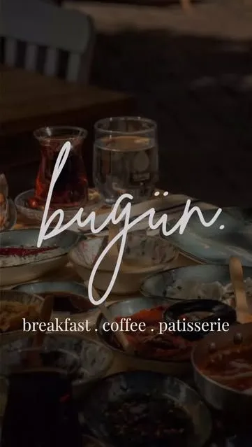 Çay bardakları ve tabakların üzerinde “bugün. breakfast · coffee · patisserie” yazısı